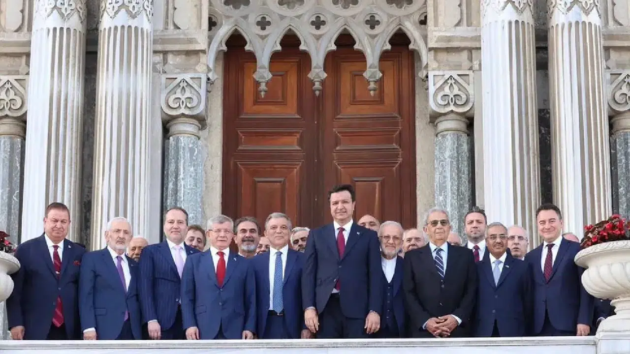 Çırağan’da sürpriz buluşma: Abdullah Gül, Ahmet Davutoğlu, Ali Babacan ve Fatih Erbakan bir araya geldi