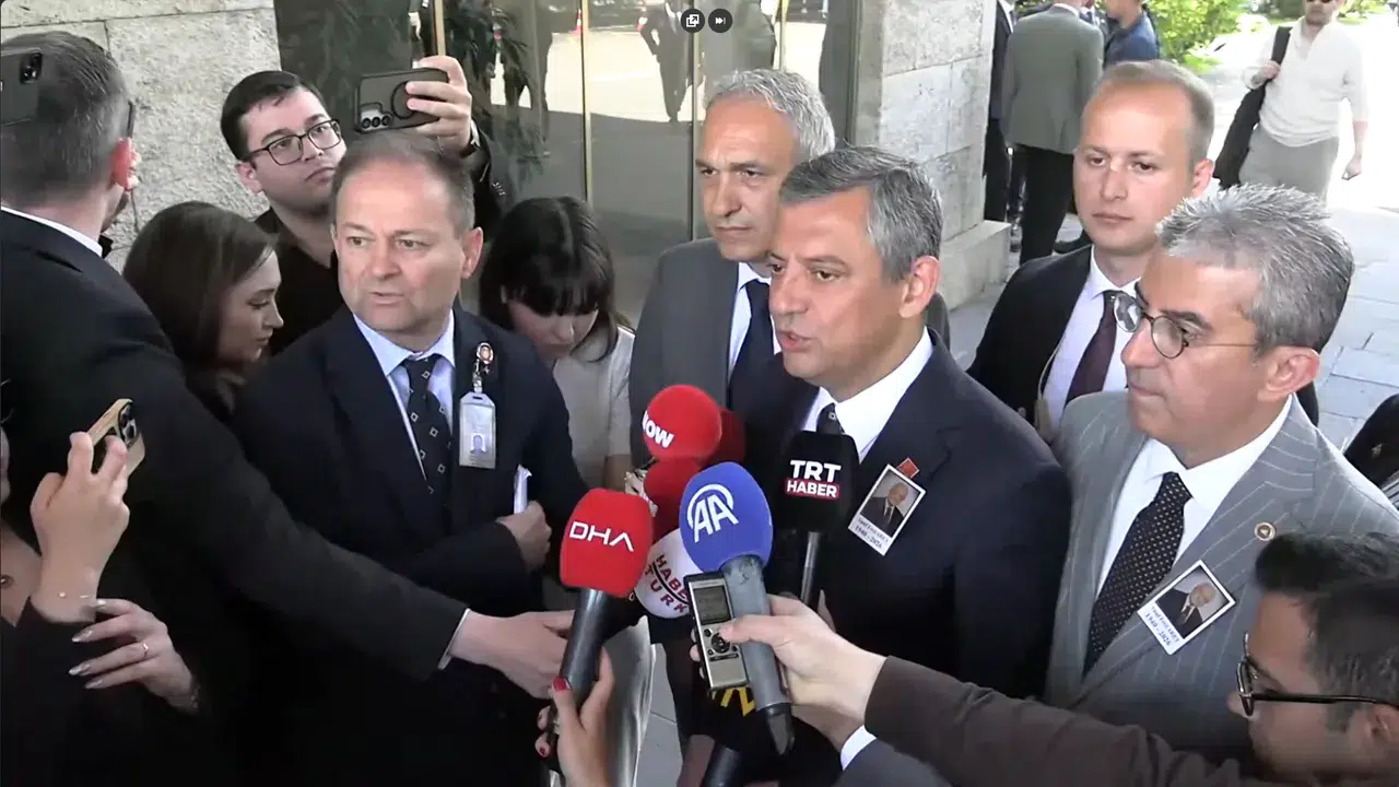 Özgür Özel’den kurultay süreci açıklaması: “İmza toplama hızla ilerliyor”