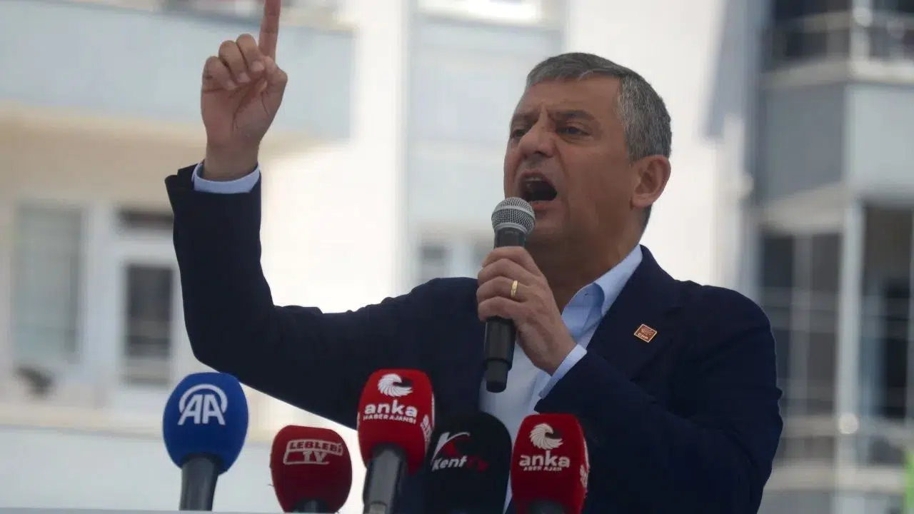 Özgür Özel Meclis önünde kalabalığa seslendi: “Siz bu darbeyi geri püskürttünüz”