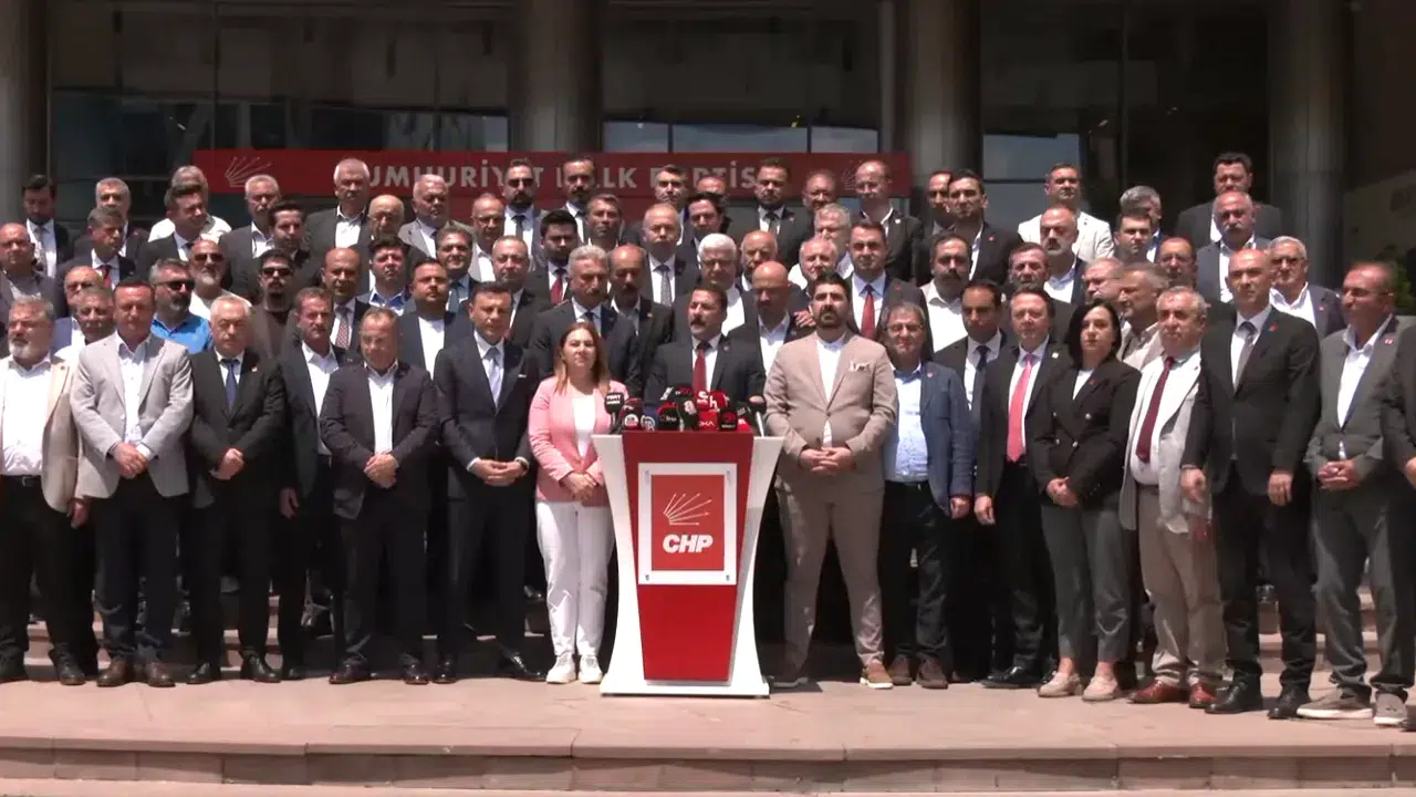 CHP il başkanlarından olağanüstü kurultay çağrısı: “Genel Başkanımız Özgür Özel’dir”