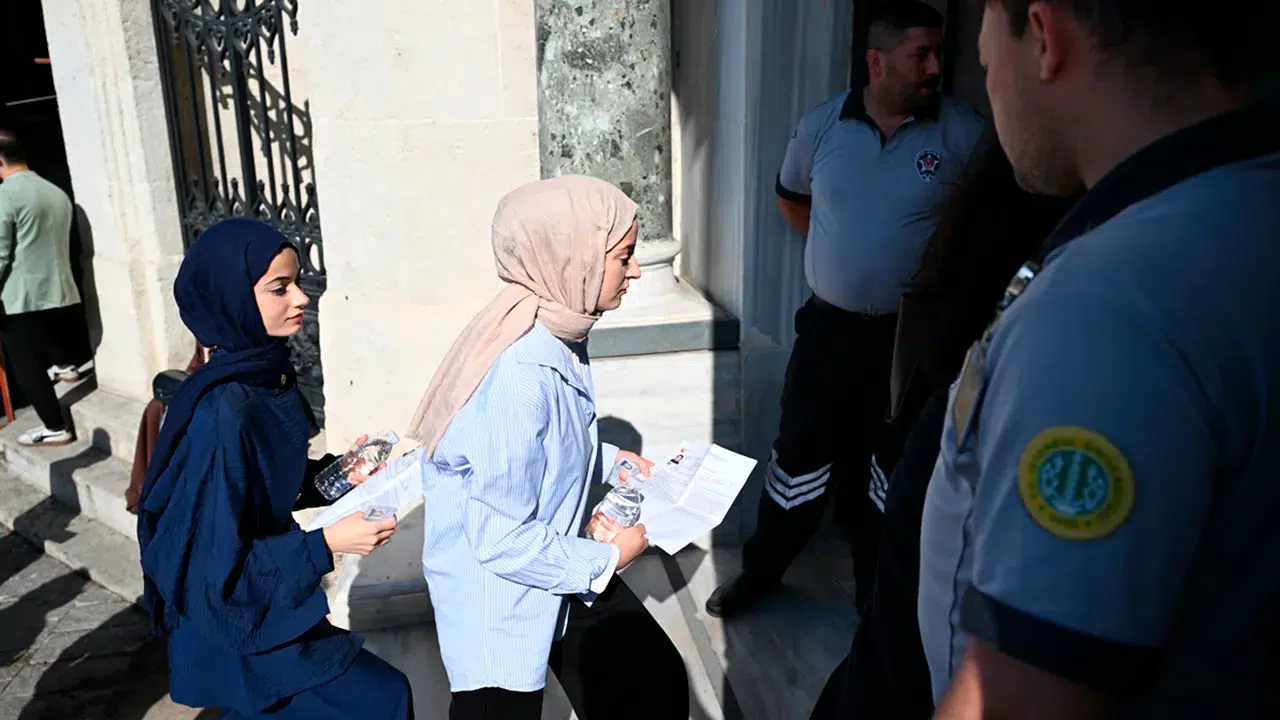 YKS’de tanıdık manzaralar: Kimi son anda yetiştİ, kimi kapıda kaldı