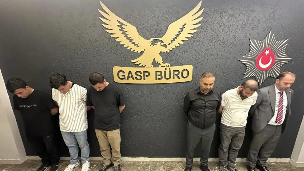 Kendini “Cumhur İttifakı Ocakları Başkanı” olarak tanıtıp AVM denetleyen Ferhat Aydoğan yakalandı