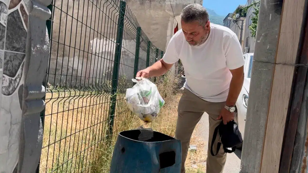 Ev hayali çöp konteynerinde bitti: Temizlik yaparken 1 kilo altını çöpe attı