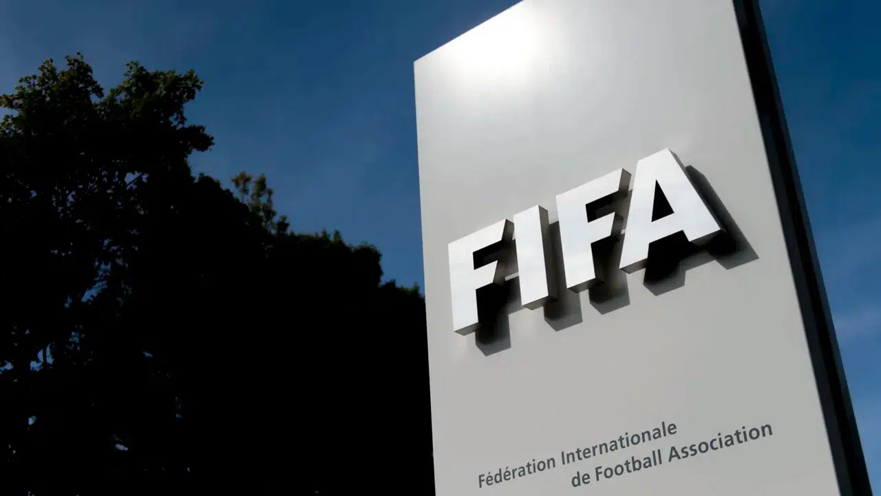 Yeni sezon öncesi ağır darbe: FIFA üç Türk takımına transfer engeli getirdi
