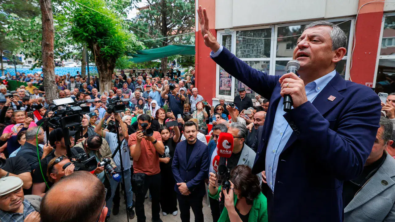 Özgür Özel: Sen partiyi başkasına verebilirsin, ben milletle gönül gönüleyim