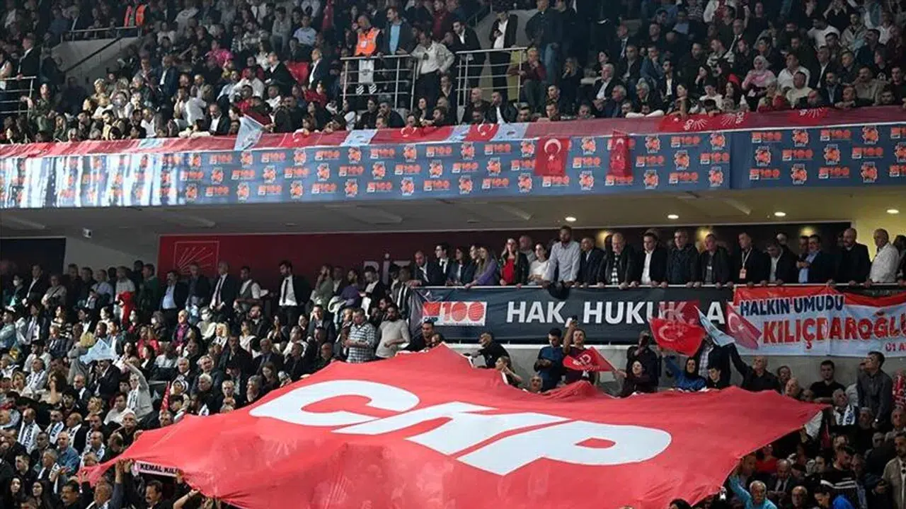CHP’de olağanüstü kurultay süreci: Özgür Özel’in çağrısı sonrası yeterli imza toplandı