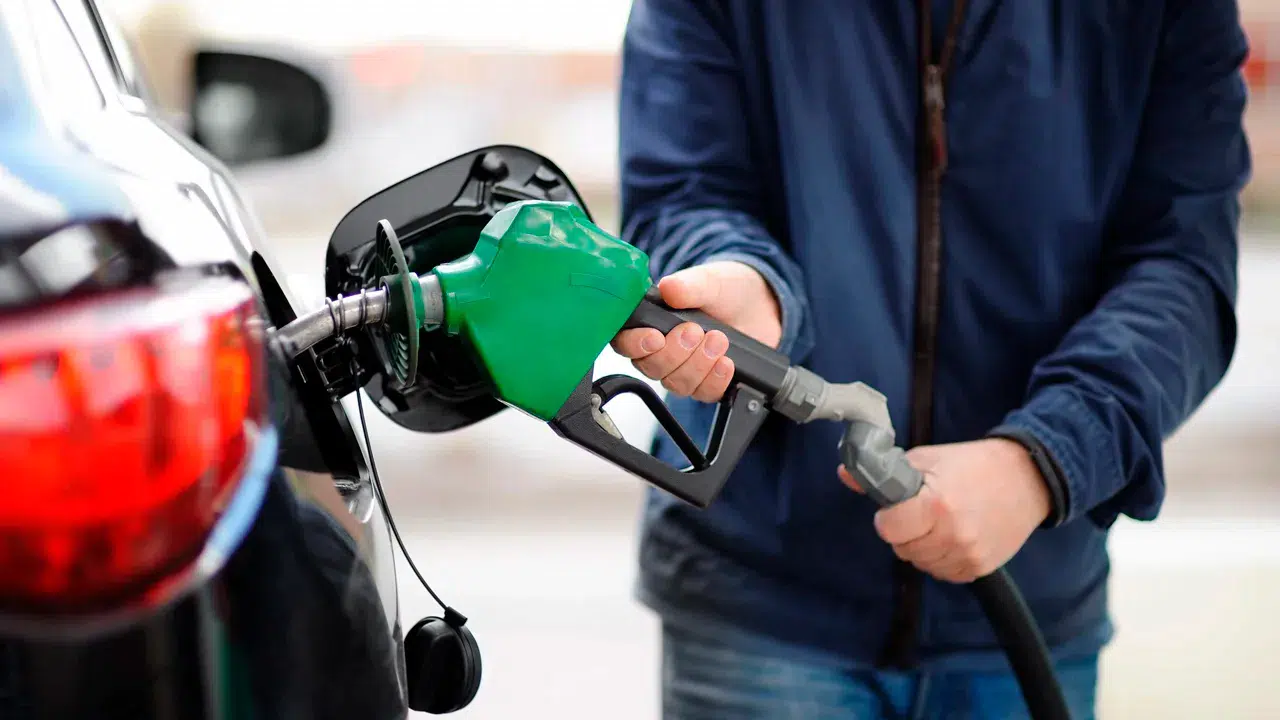 Benzine küresel petrol düşüşü sonrası indirim geldi