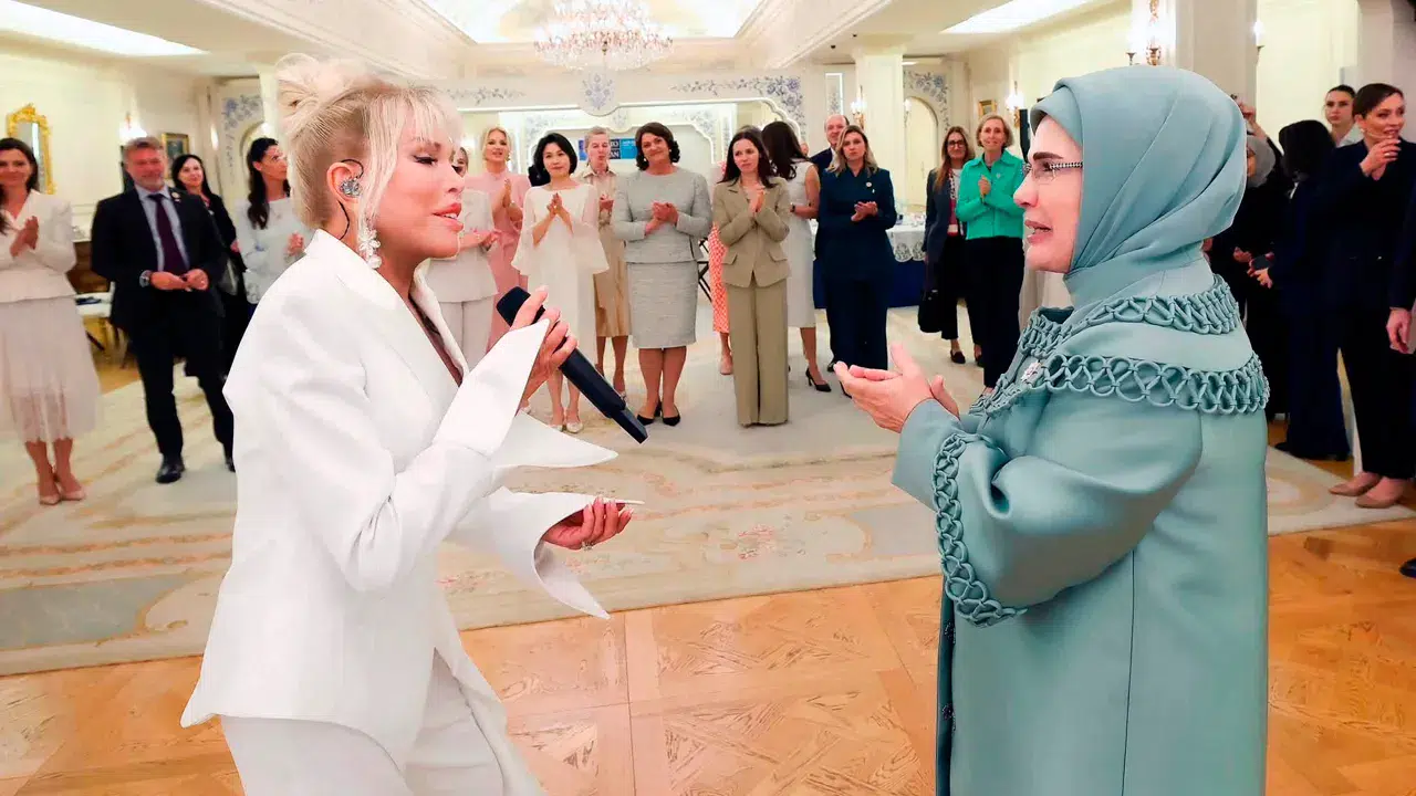 Ajda Pekkan'ın first lady'lere verdiği konserden önemli detaylar: Şarkılarını 4 dilde söyledi