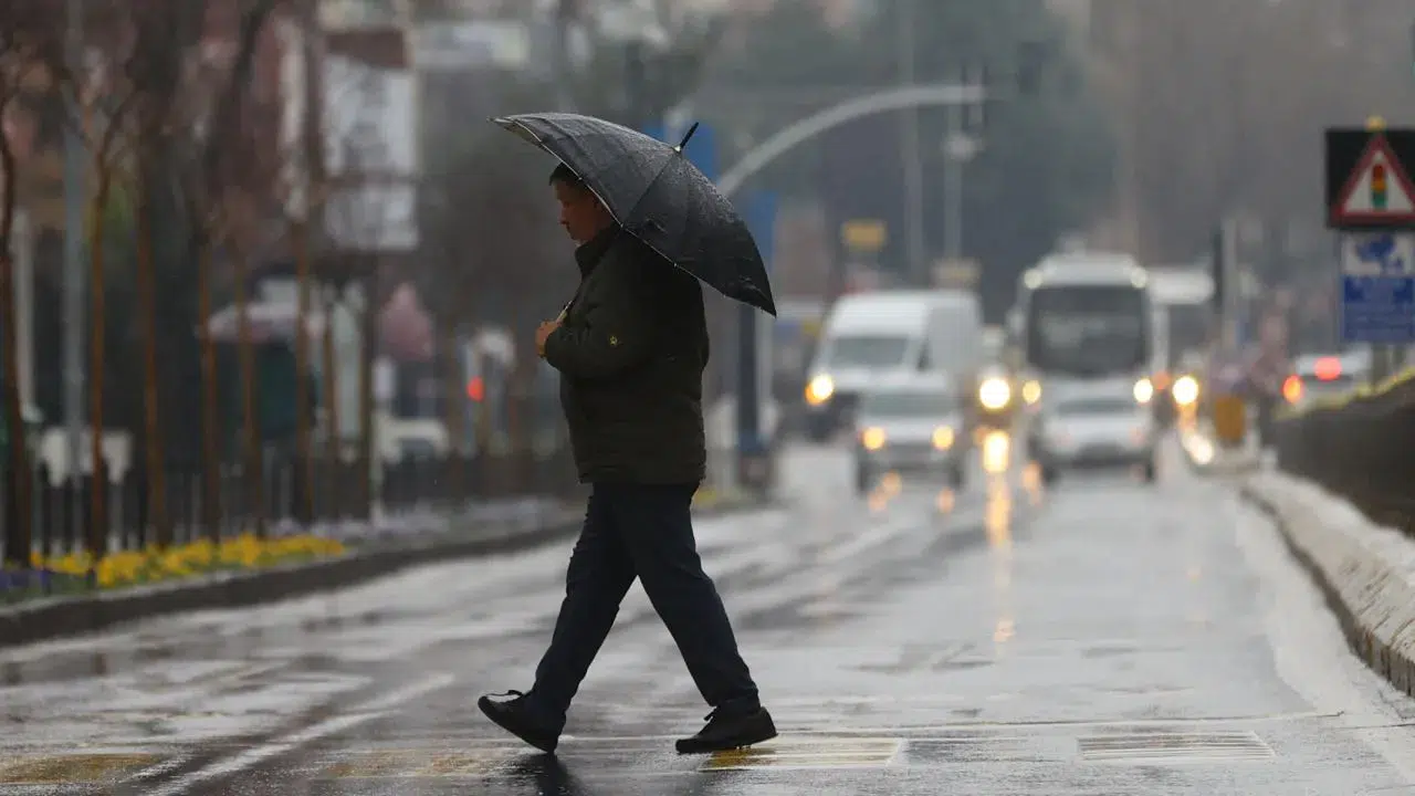 Meteoroloji'den kuvvetli sağanak uyarısı: 5 bölgede yağış ve fırtına bekleniyor
