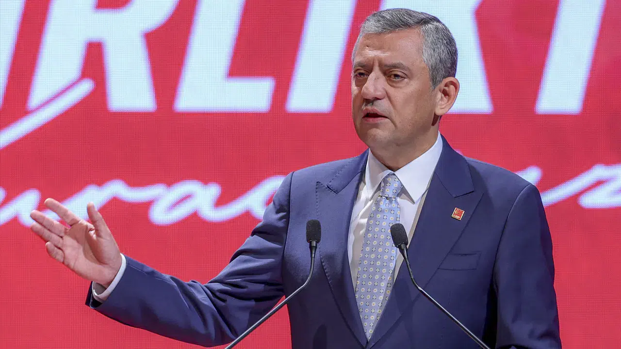 Özgür Özel'den yeni parti iddialarına yanıt: "Ortaya atılan isimler tamamen yalan"