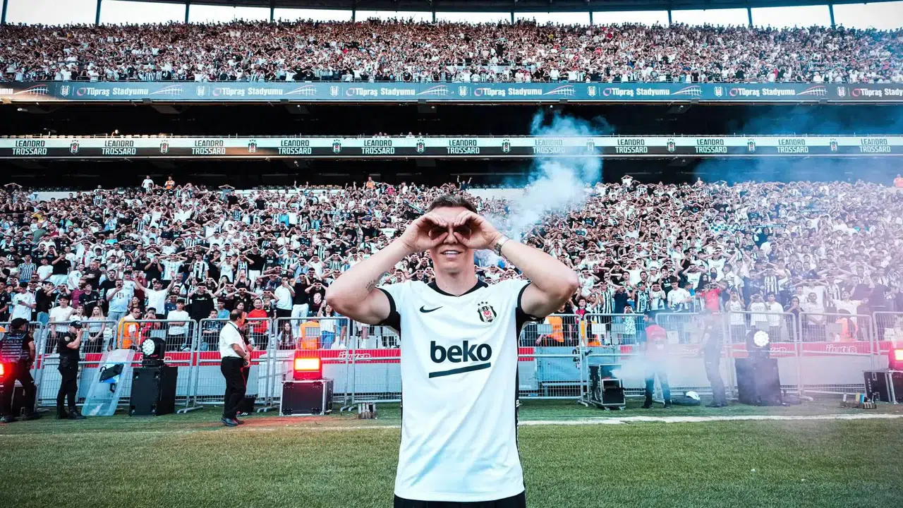 Leandro Trossard, 20 bin Beşiktaş taraftarı önünde imzayı attı