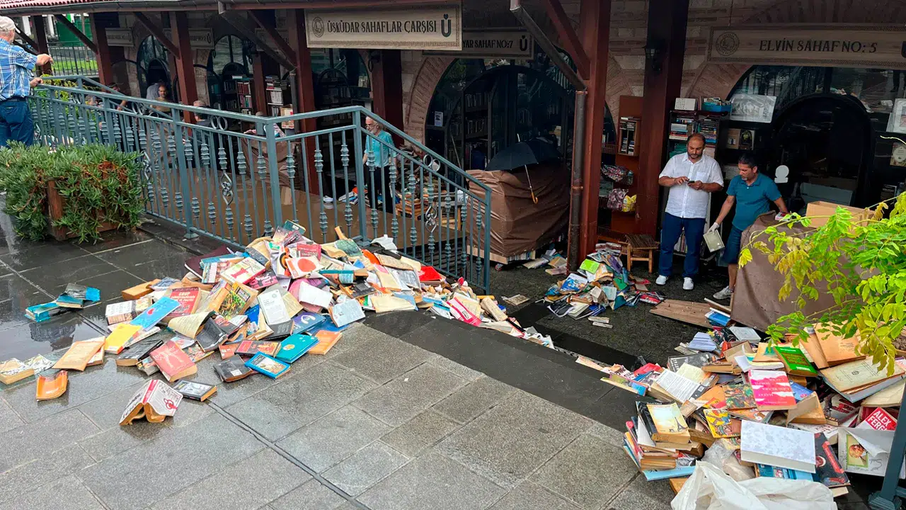 İstanbul'daki sağanak Üsküdar Sahaflar Çarşısı'nı vurdu: Yüzlerce eser sular altında kaldı