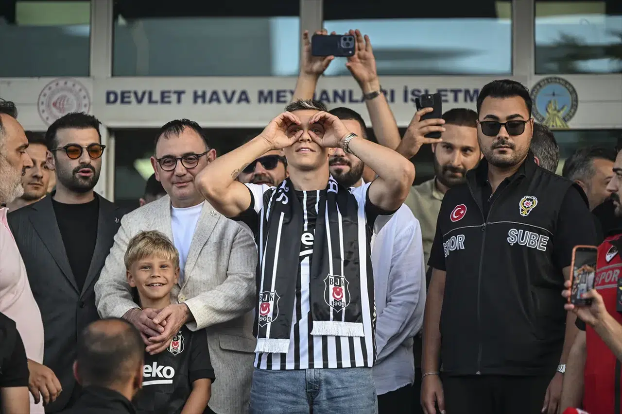 Beşiktaş'ın transfer ettiği yıldız oyuncu Leandro Trossard İstanbul'a geldi