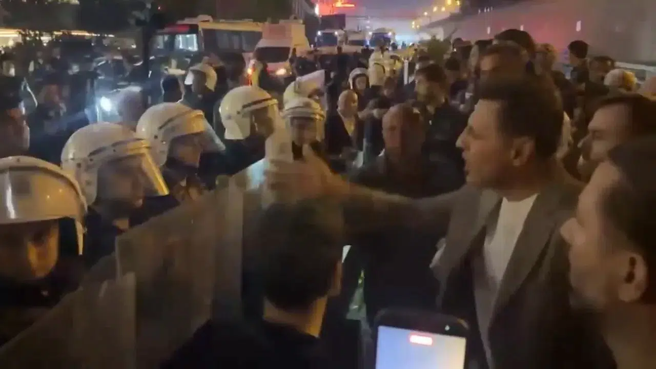 CHP İstanbul İl Başkanlığı'nda gece gerginliği: Çevik kuvvet binaya girdi