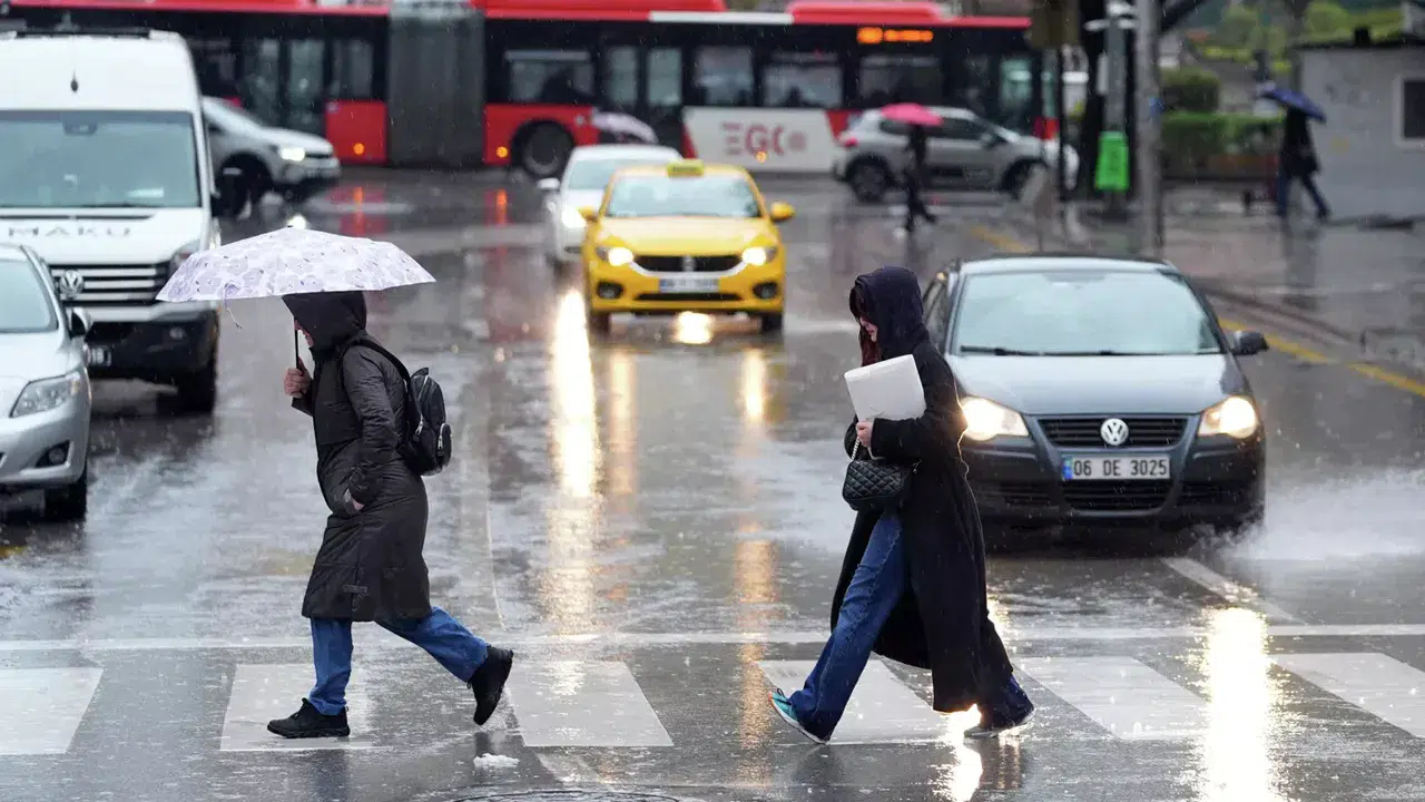 Meteoroloji uyardı: Sıcaklıklar 40 dereceyi aşacak, 5 bölgede sağanak bekleniyor
