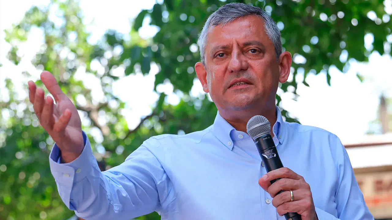 CHP lideri Özgür Özel, tutuklu komedyen Deniz Göktaş'ı Tekirdağ'da ziyaret etti