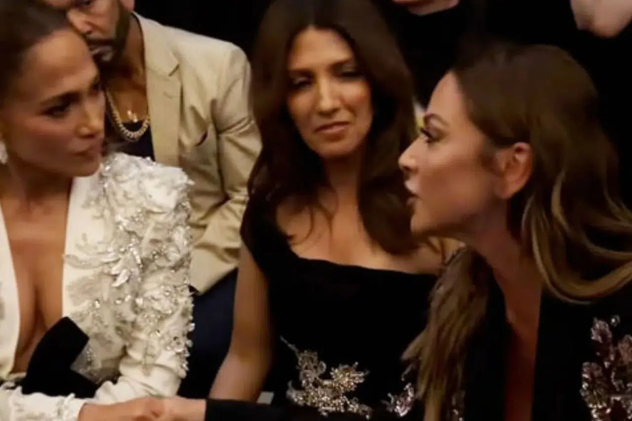 Hadise ile Jennifer Lopez Paris Moda Haftası'nda bir araya geldi
