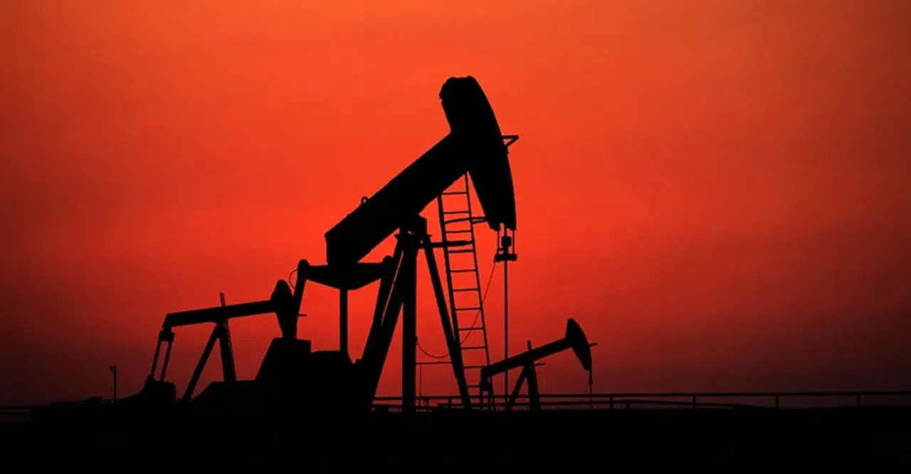 Trump'ın Hürmüz Boğazı hamlesi petrol fiyatlarını yükseltti: Brent 84 doların üzerine çıktı