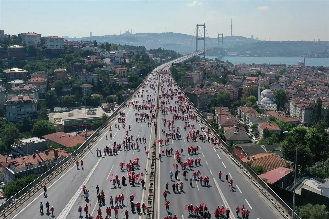 15 Temmuz Şehitler Köprüsü'nde binlerce kişi "İrade Bizim, Zafer Bizim" yürüyüşünde buluştu