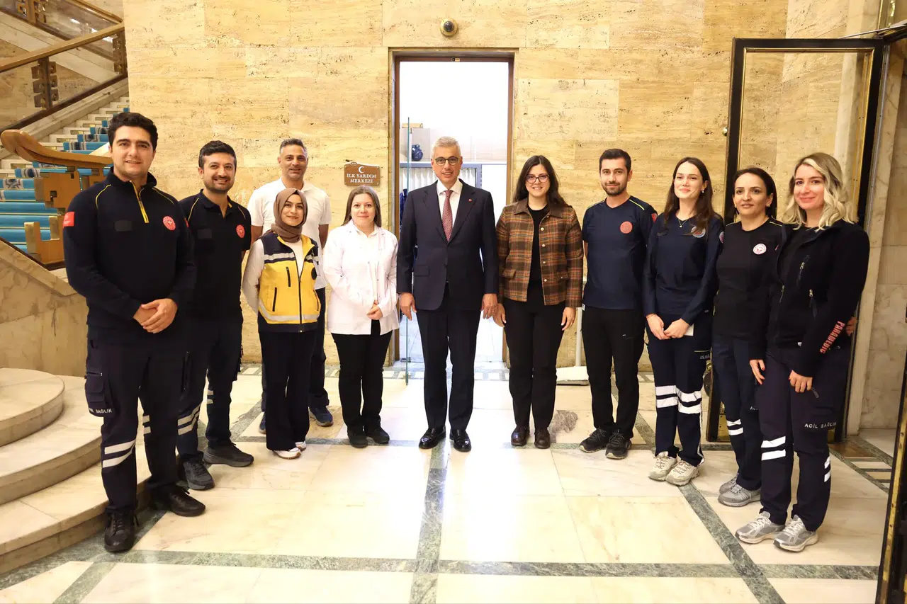 Sağlık Bakanı Memişoğlu'ndan Meclis'teki sağlık ekibine moral ziyareti