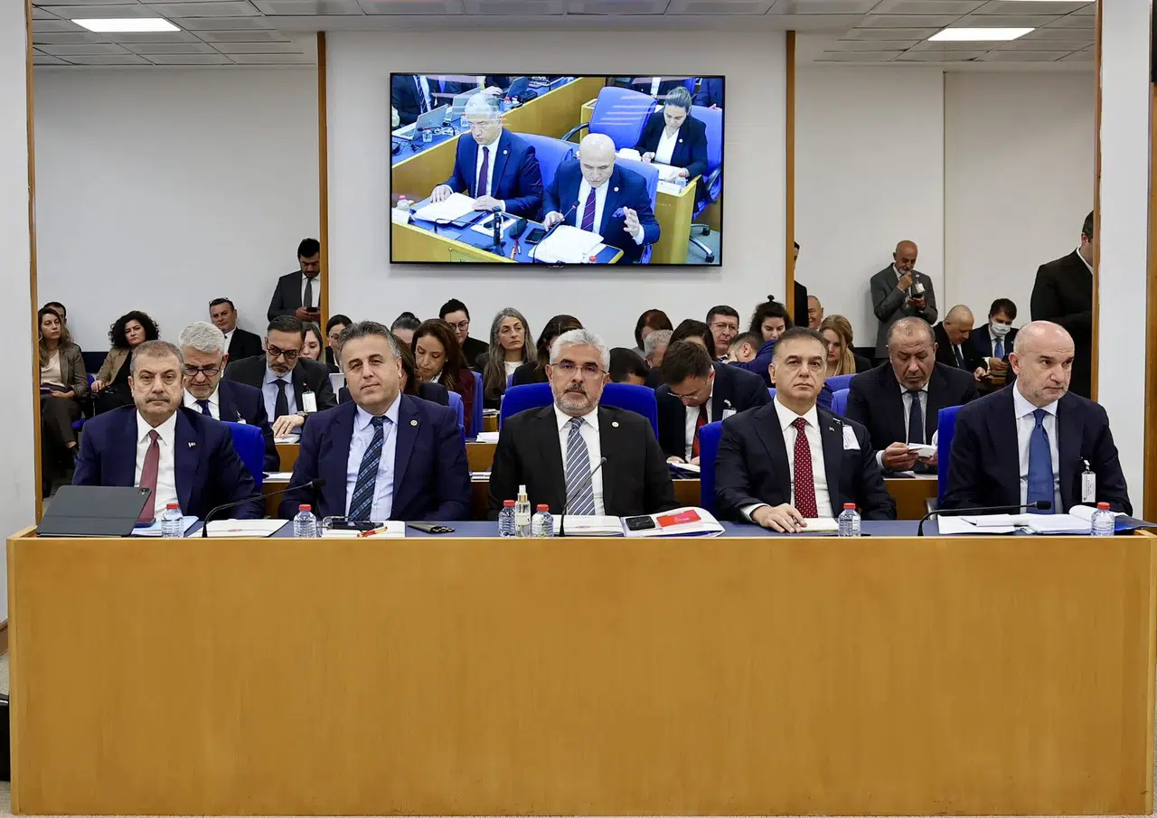 Meclis'te fon tasfiyesi mesaisi: Muhalefetten kayyım protestosu ve Bakan Şimşek tepkisi
