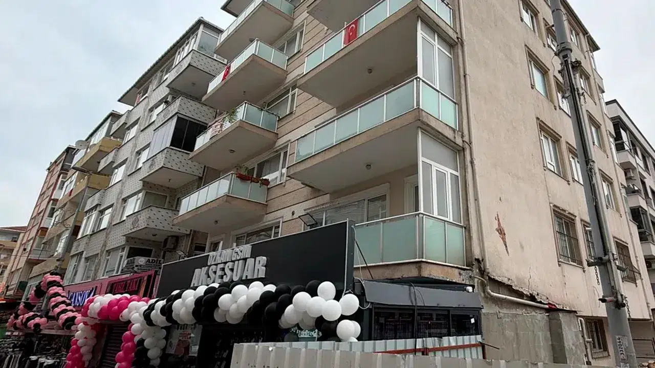 Küçükçekmece'de bina sakinlerini sokağa döken korku: 5 katlı bina tahliye edildi