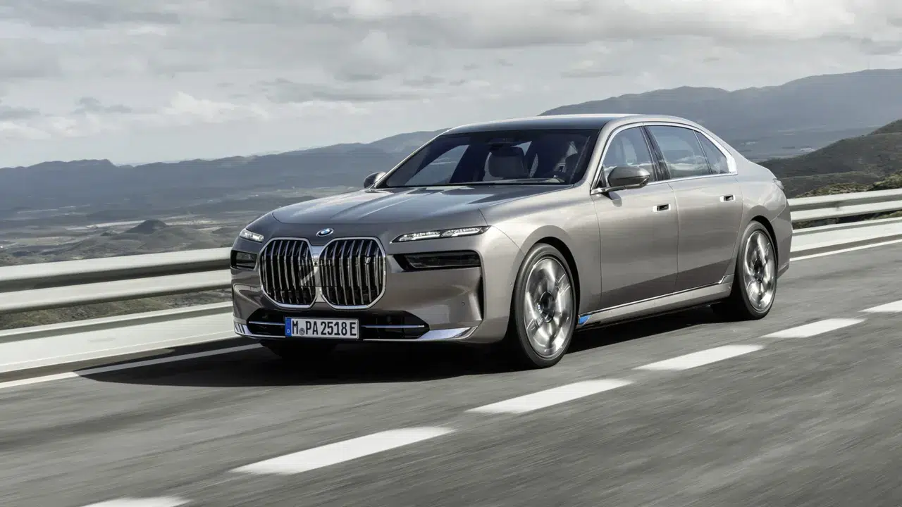 BMW, yangın riski nedeniyle yüz binlerce aracını geri çağırıyor