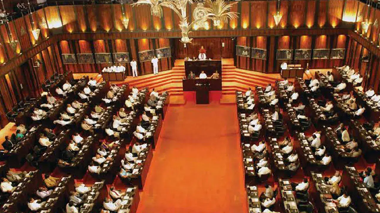 O ülkede milletvekili emekli maaşları kaldırıldı