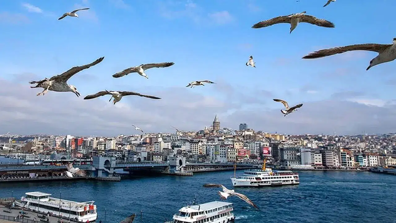İstanbul’da bahar havası sahilleri doldurdu: Karaköy’de güneş keyfi, Menekşe’de kış ortasında deniz