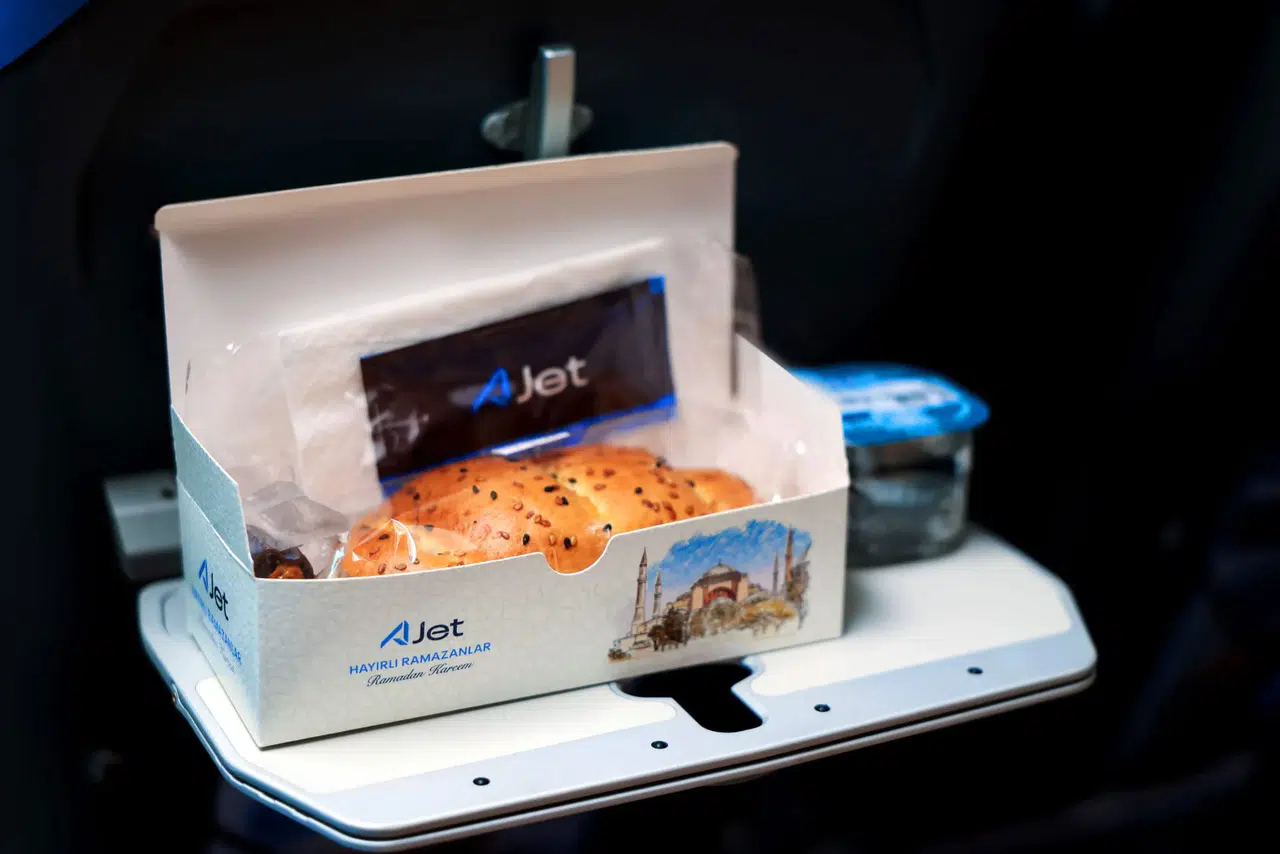 AJet, yurt içi uçuşlarında Ramazan boyunca ücretsiz iftar ve sahur ikramı sunuyor