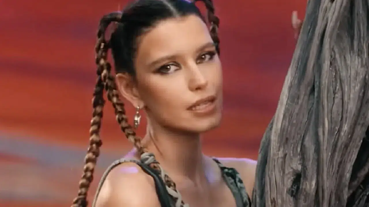 Beren Saat ilk şarkısının klibiyle sosyal medyayı ikiye böldü