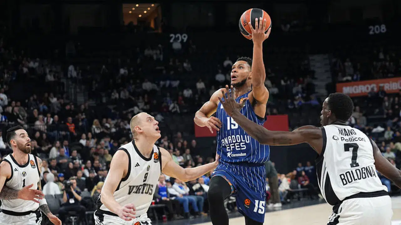 Anadolu Efes, Virtus Bologna karşısında farka koştu