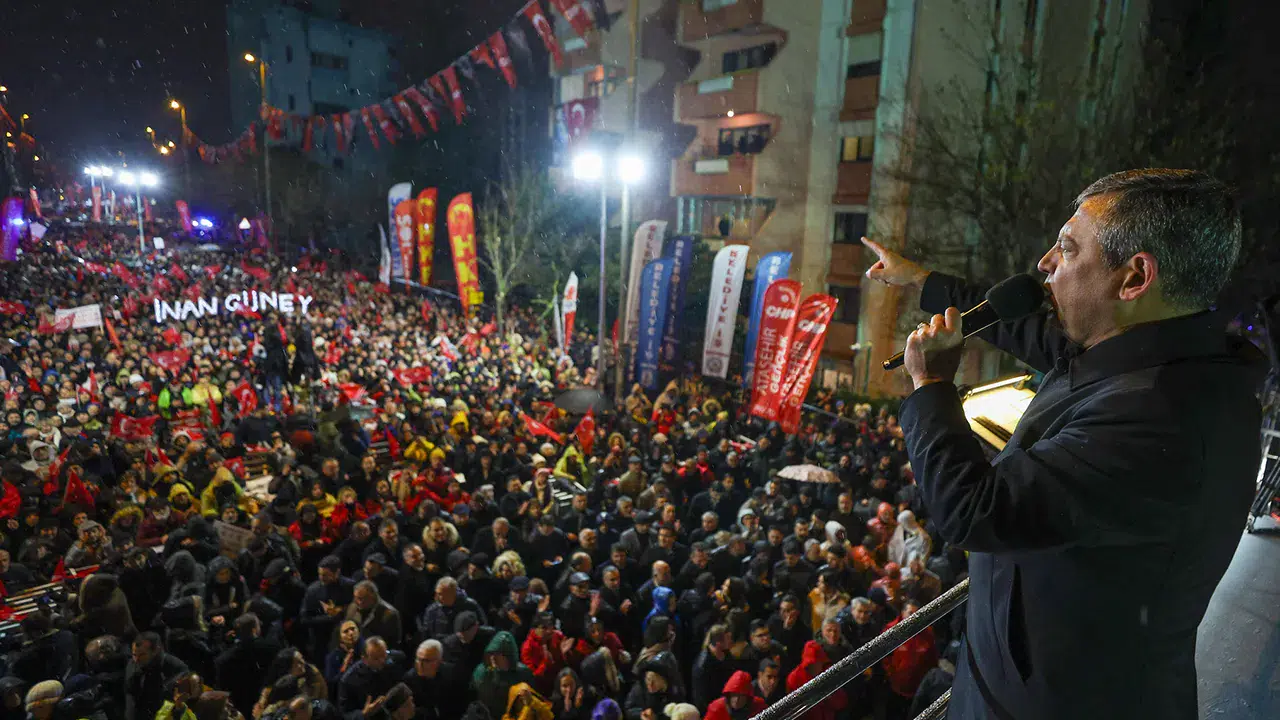 Özgür Özel’den mahkeme salonu tepkisi: “O gök kubbeyi tepenize yıkarız”
