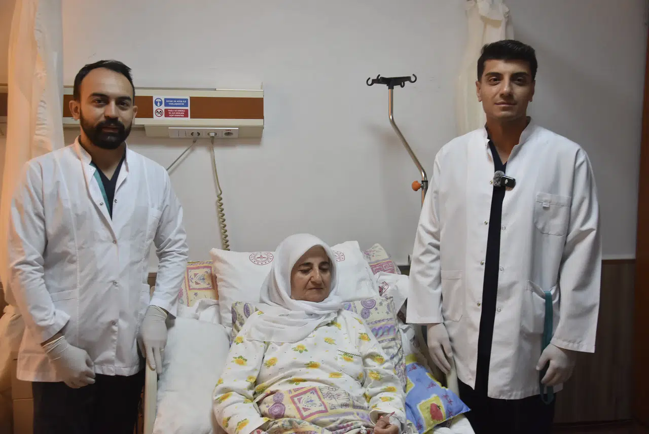 Bitlis'te tıp dünyasını heyecanlandıran operasyon: 70 yaşındaki hastaya kapalı yöntemle umut oldu