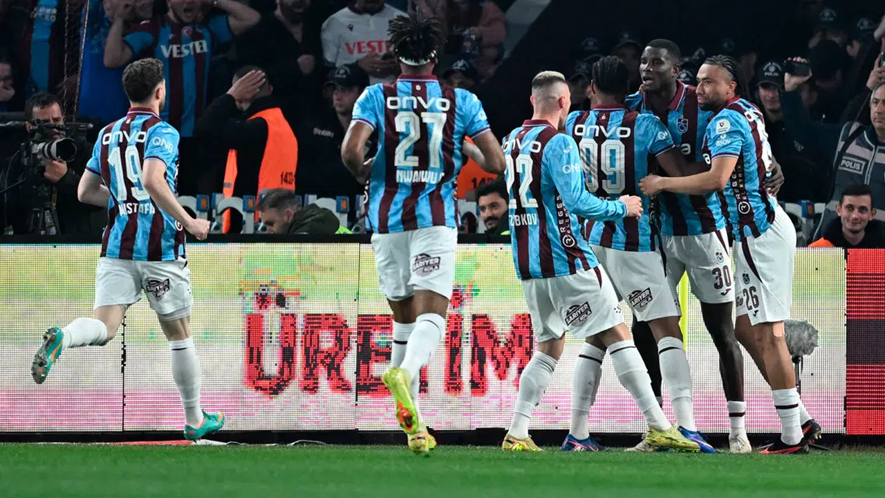 Şampiyonluk yarışı yeniden başladı: Galatasaray Trabzon'da takıldı