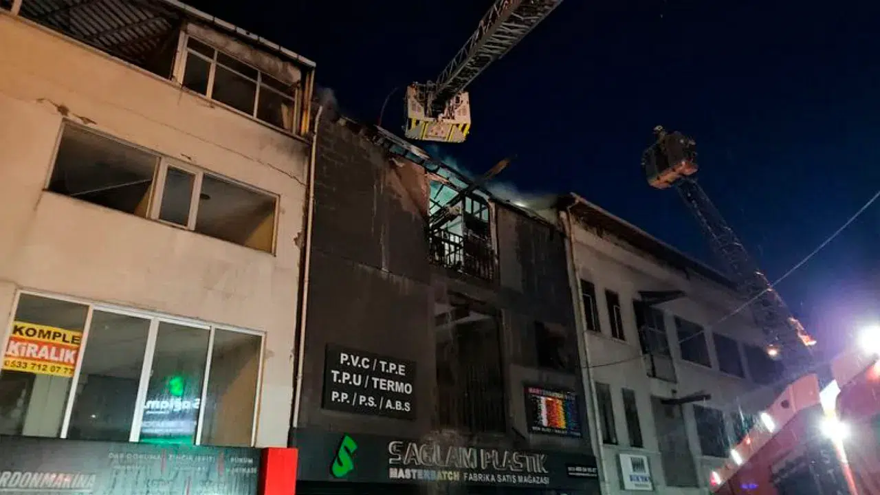 Bayrampaşa’da iş yerini alevler sardı: Üç kat küle döndü