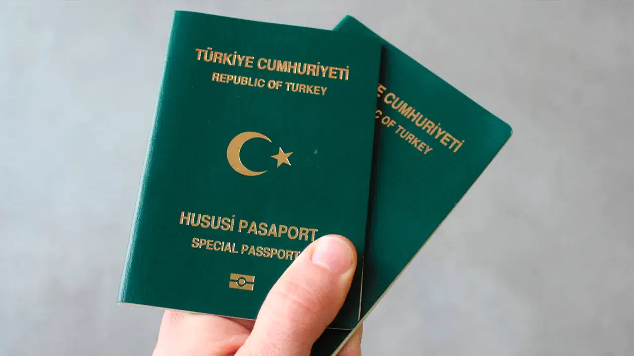 Özel okul öğretmenlerine yeşil pasaport yolu göründü: Kanun teklifi Meclis'te
