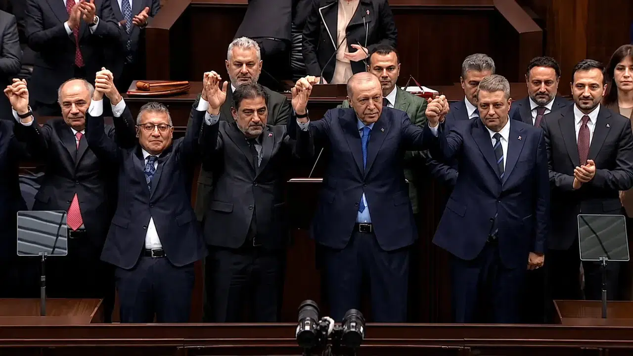 İYİ Parti'nin kurucu il başkanlarından Ersin Beyaz AK Parti'