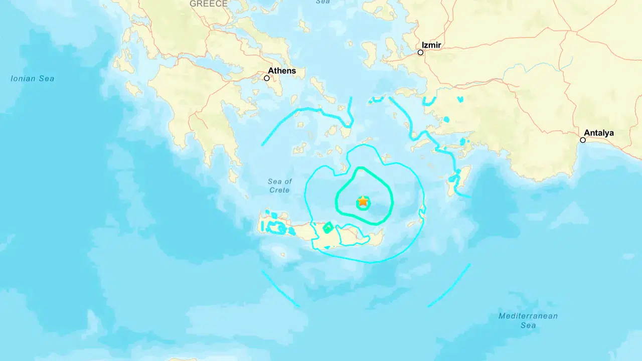 Eğriboz Adası'nda dakikalar arayla iki deprem: Binalarda ağı