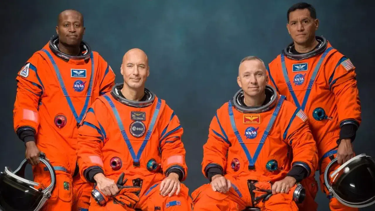 NASA Artemis III astronotlarını açıkladı: Kadın astronot olm