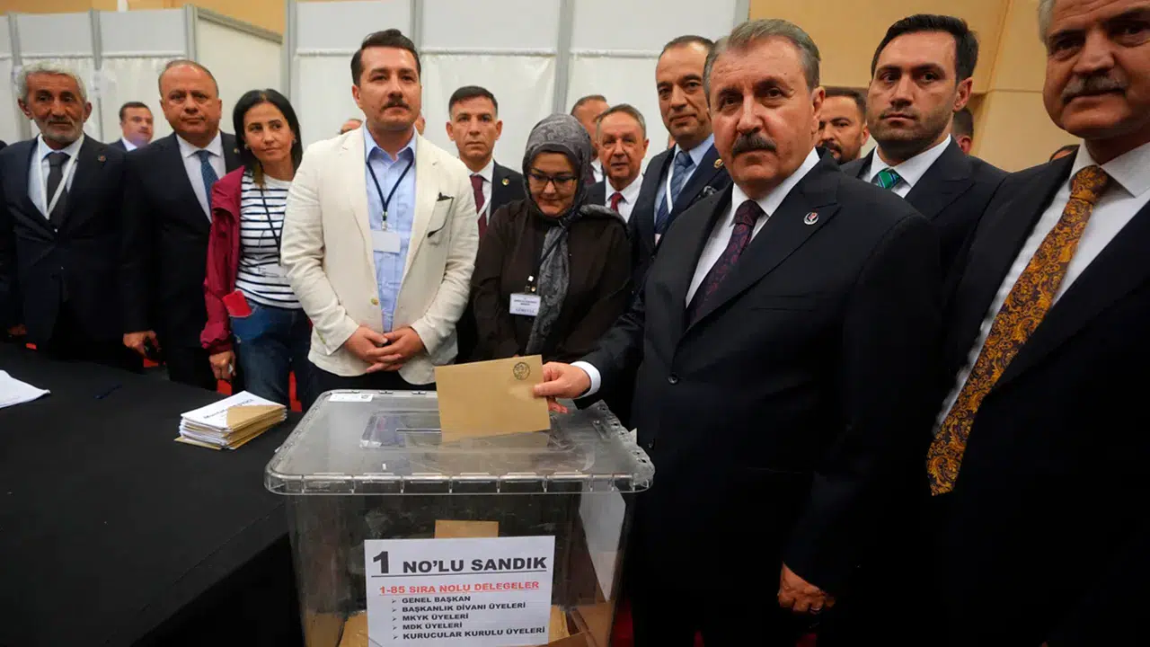 Büyük Birlik Partisi'nde Mustafa Destici yeniden genel başka