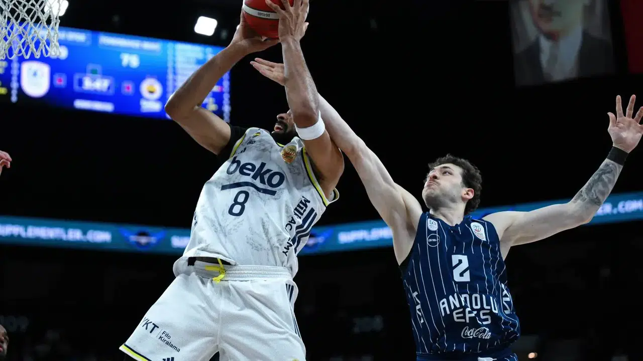 Fenerbahçe Beko uzatmalarda Anadolu Efes’i geçti: Finale yük
