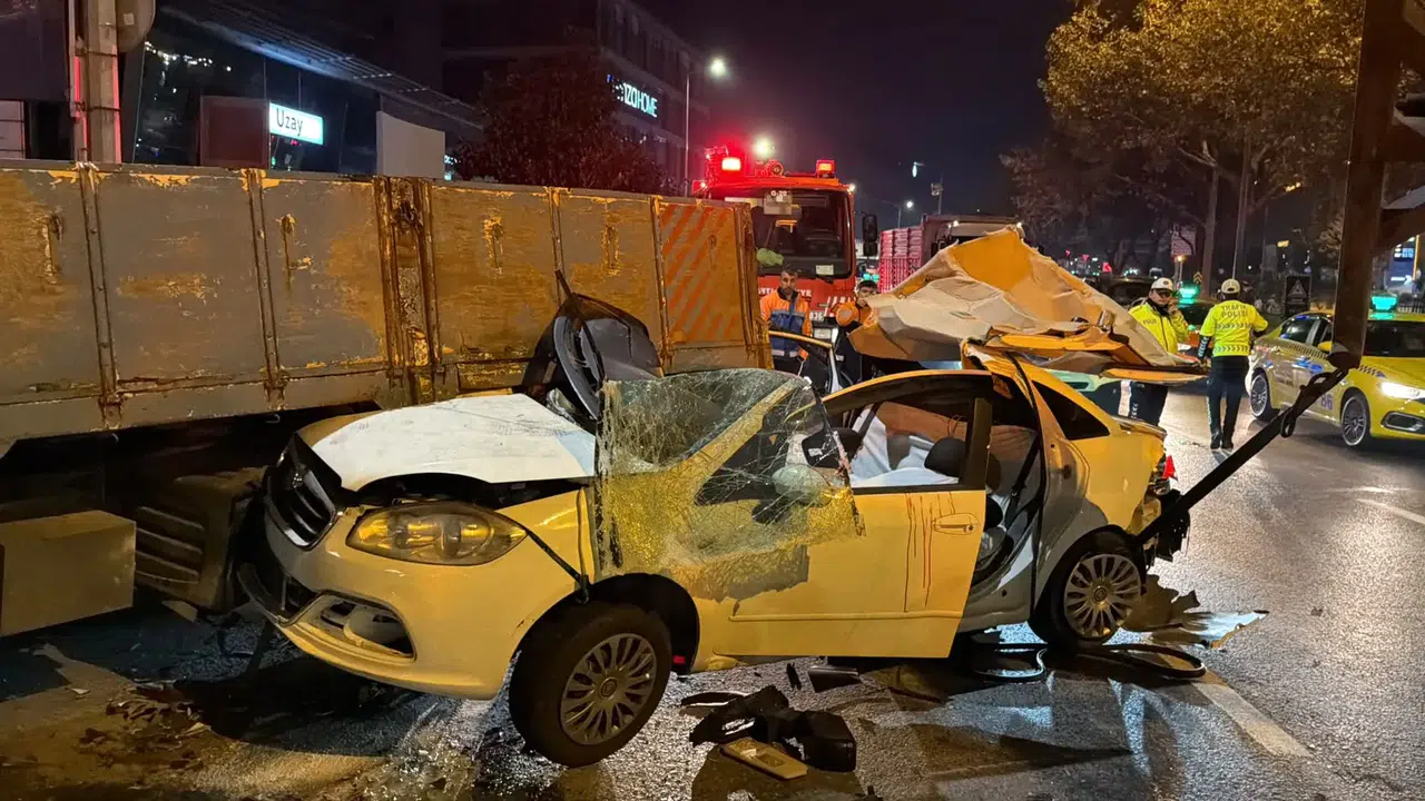 Beyoğlu’nda gece yarısı dehşeti: Makas atan otomobil ortalığı birbirine kattı