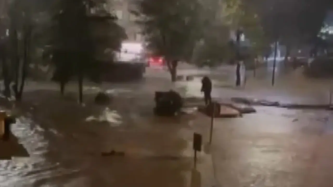 İstanbul’da sağanak felaketi: Sel sularına kapılan vatandaşın zor anları kamerada