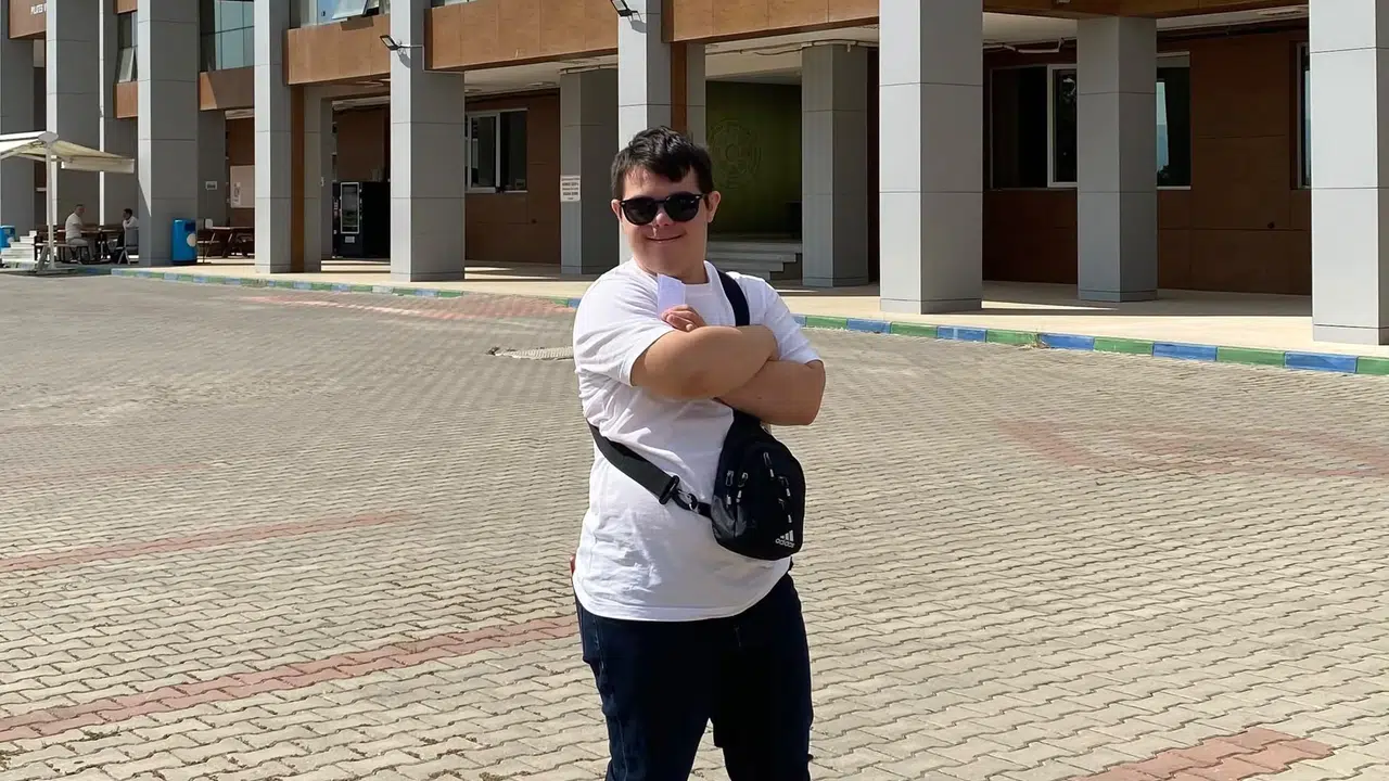 Üniversite kürsüsünde bir şampiyon: Down sendromlu Melih Işık akademik hayata yön veriyor