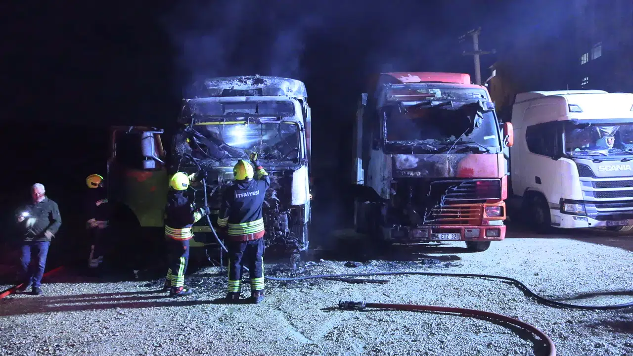 Bolu’da gece yarısı dehşeti: Park halindeki TIR’lar küle döndü