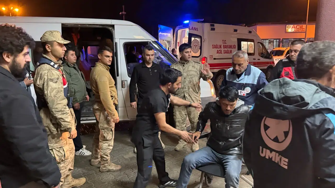Hakkari’de jandarmadan kaçan minibüs dereye uçtu: 20 yaralı