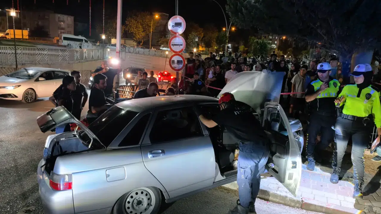 İnegöl’de alt geçitte beton direğe çarpan otomobilin sürücüsü yaralı kurtarıldı