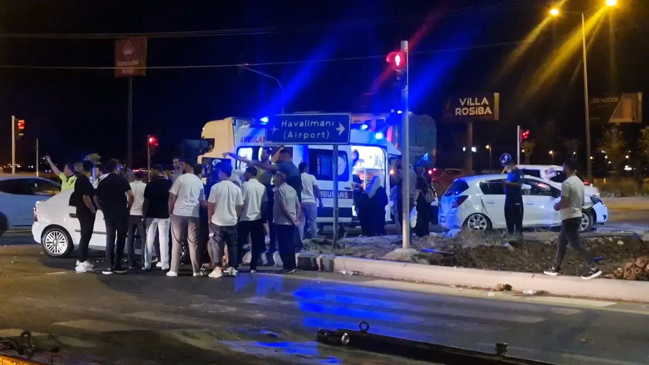 Kavşakta çarpışan iki otomobildeki 7 kişi hastaneye kaldırıldı