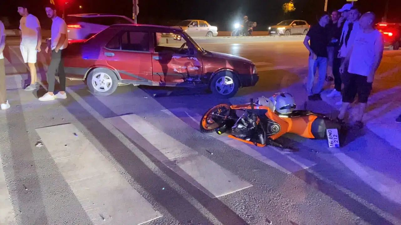 İnegöl’de kavşak kazası: Gençlerin bulunduğu motosiklet savruldu